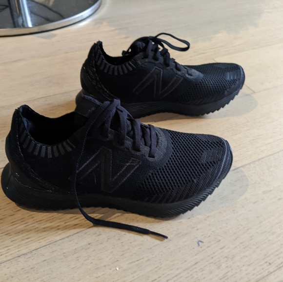 Black New Balance running shoes - Picture 2 of 3